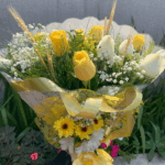 Buquê de 12 rosas amarelas e brancas